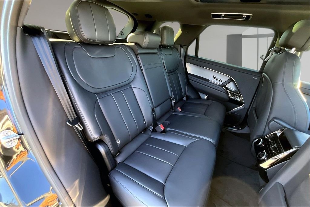New 2026 SANTORINI BLACK Land Rover SE image 10