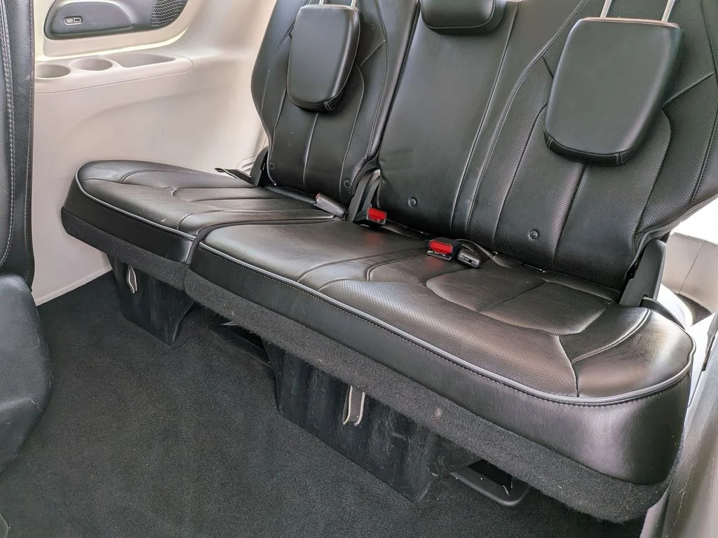 Used 2018 Red Chrysler Limited image 25