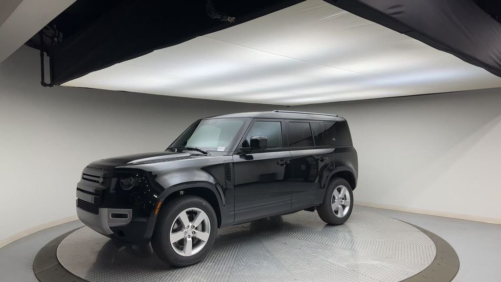 Used 2024 Santorini Black Metallic Land Rover S image 4