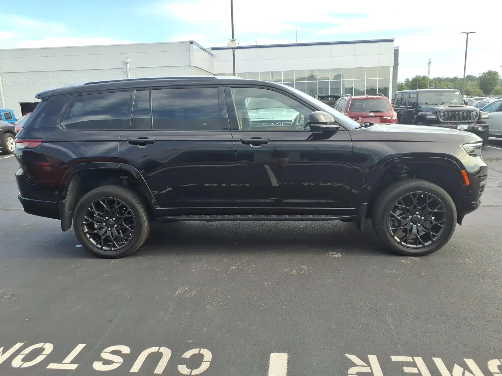 Used 2023 Diamond Black Crystal Pearlcoat Jeep Summit Reserve image 29