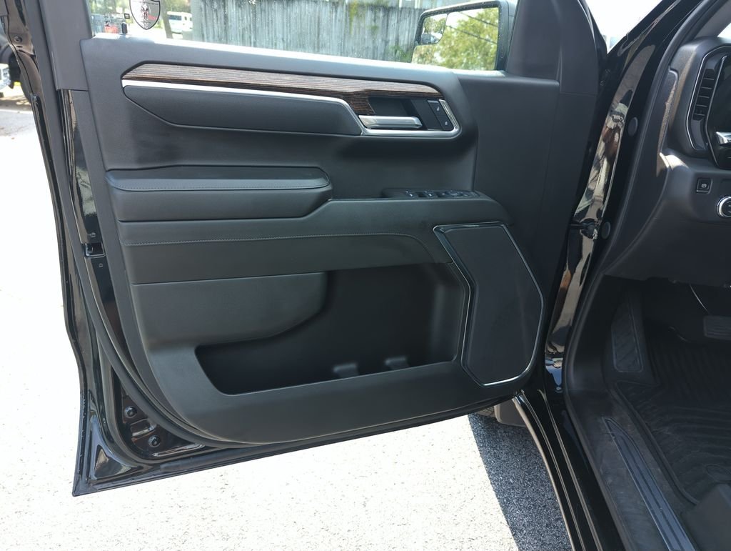 Used 2025 Black GMC Elevation image 17