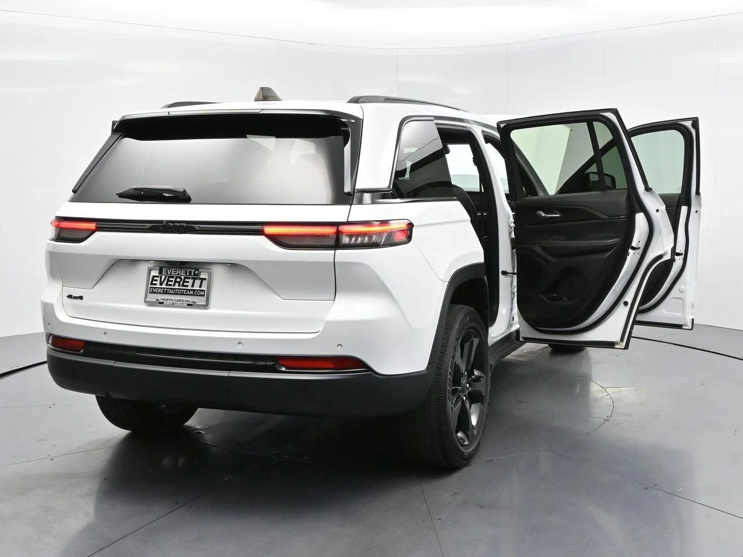 Used 2023 White Jeep Altitude image 37