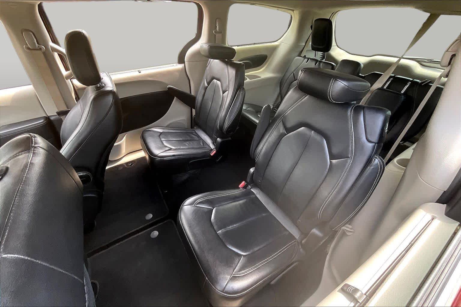 Used 2022 Velvet Red Pearlcoat Chrysler Touring L image 20