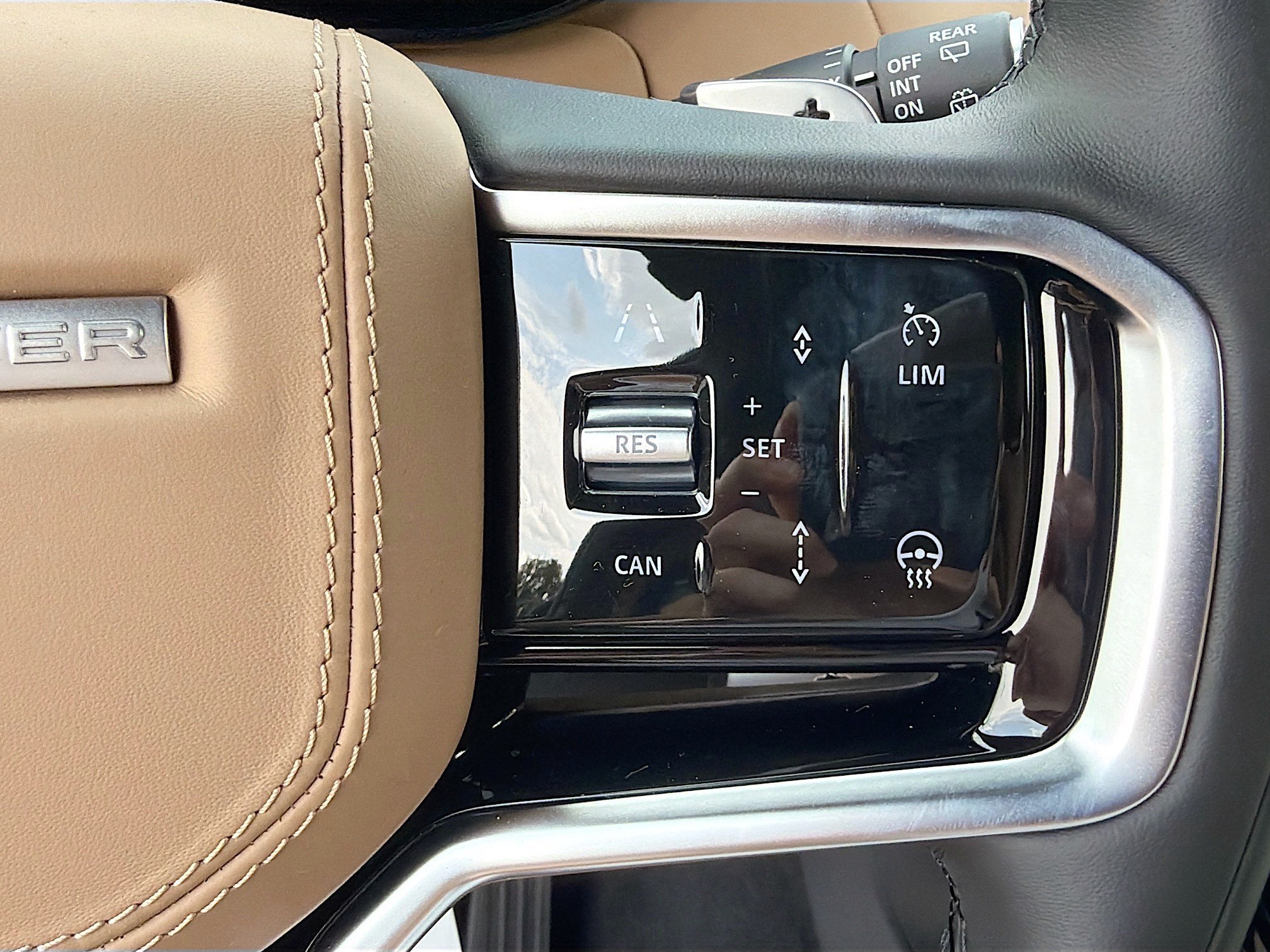 New 2026 Fuji White Land Rover SE image 38