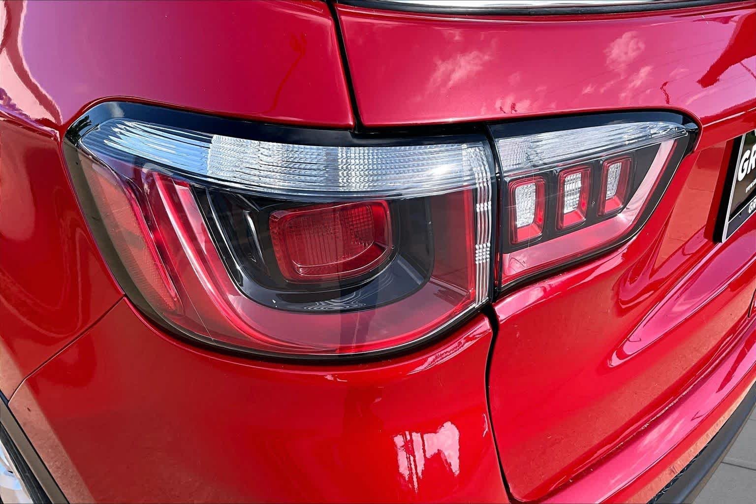 Used 2018 Redline Pearlcoat Jeep Latitude image 27