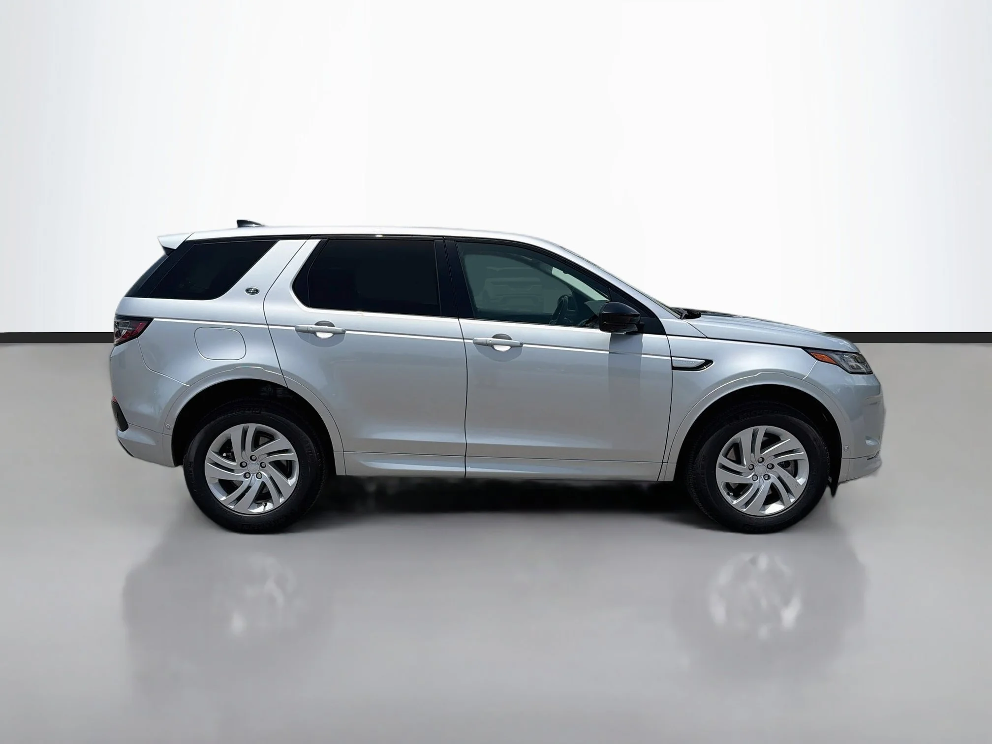 Certified Used 2025 Hakuba Silver Metallic Land Rover S image 6