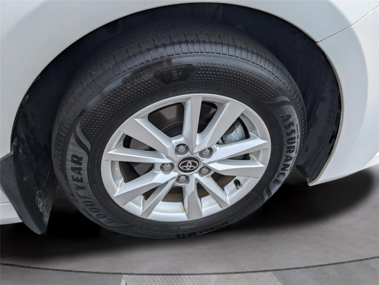 Used 2025 Ice Cap Toyota LE image 35
