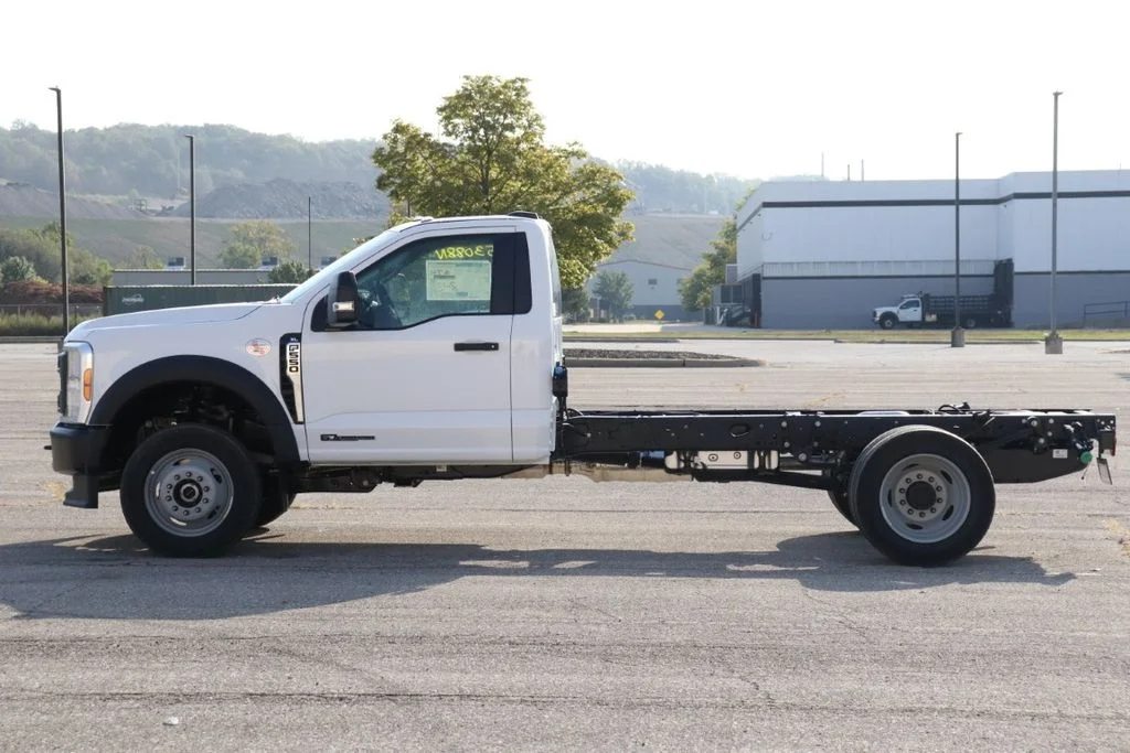 New 2025 Oxford White Ford F-550® XL image 5