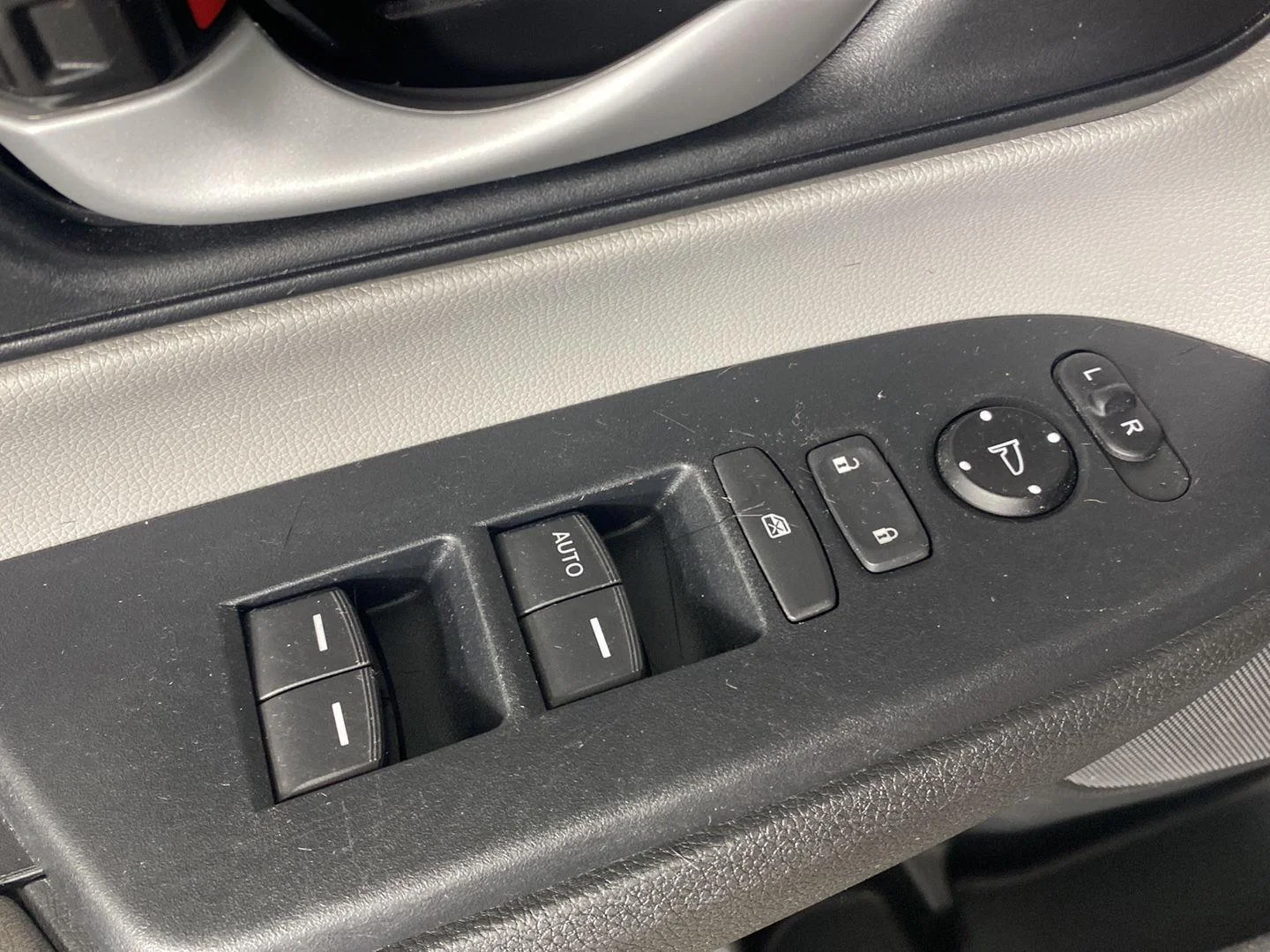 Used 2018 Lunar Silver Metallic Honda LX image 24