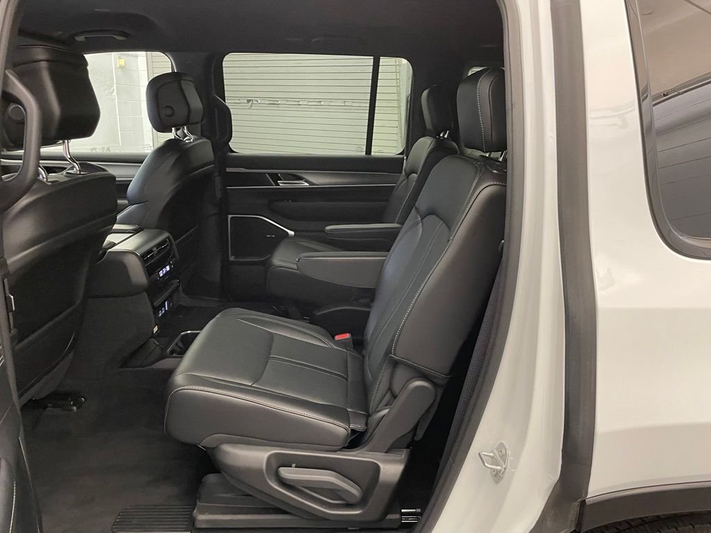 New 2026 Bright White Clear-Coat Exterior Paint Jeep  image 19
