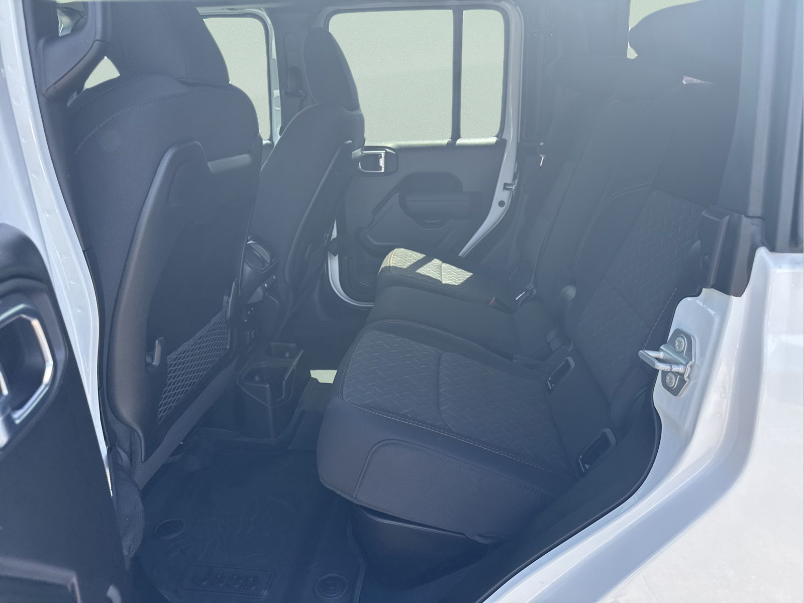 New 2026 Bright White Clear-Coat Exterior Paint Jeep Mojave image 32