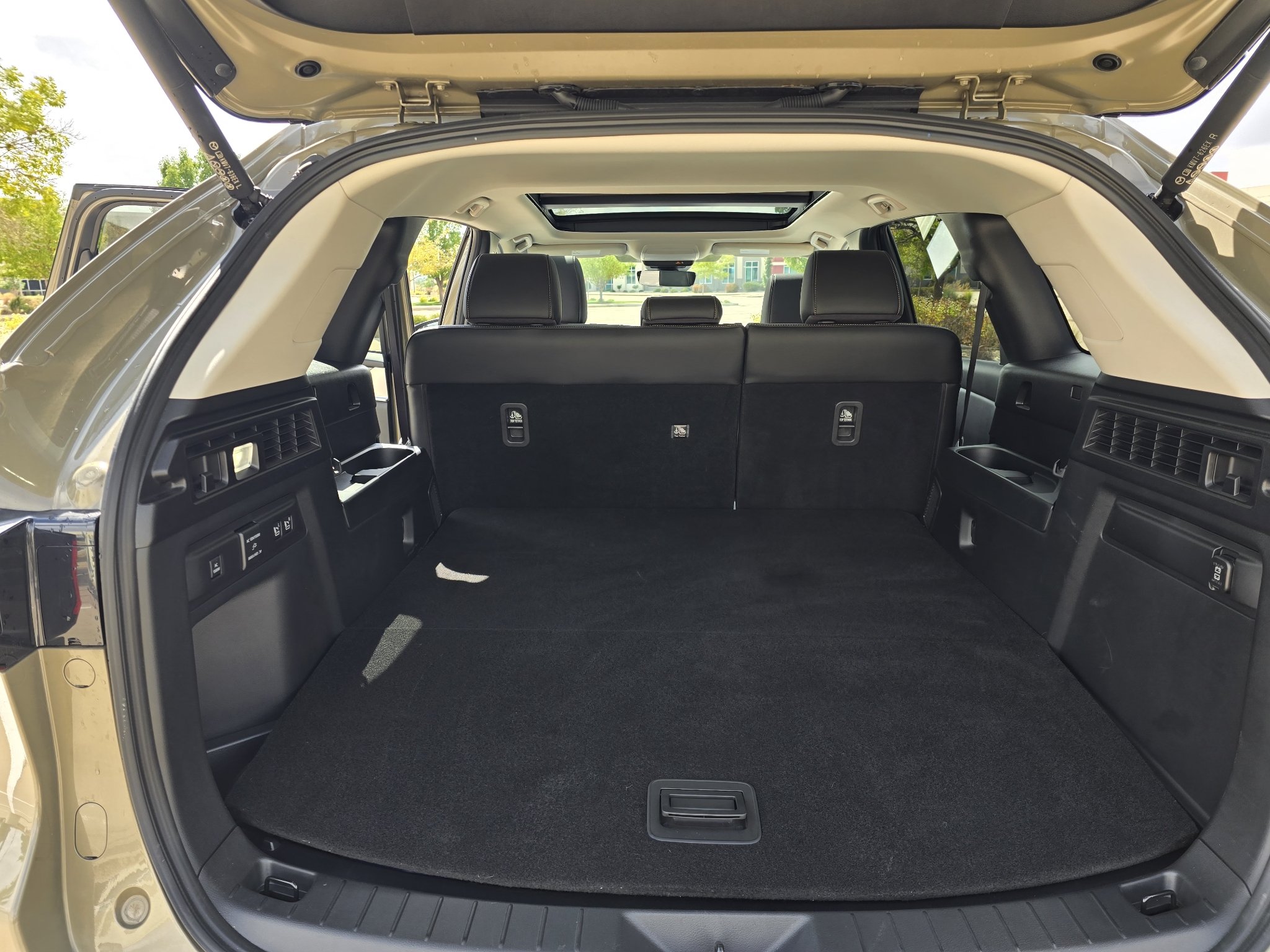 Used 2025 Zircon Sand Metallic Mazda Premium Package image 31