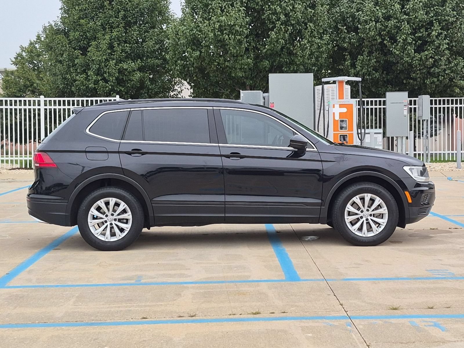 Used 2019 Deep Black Volkswagen SE image 5
