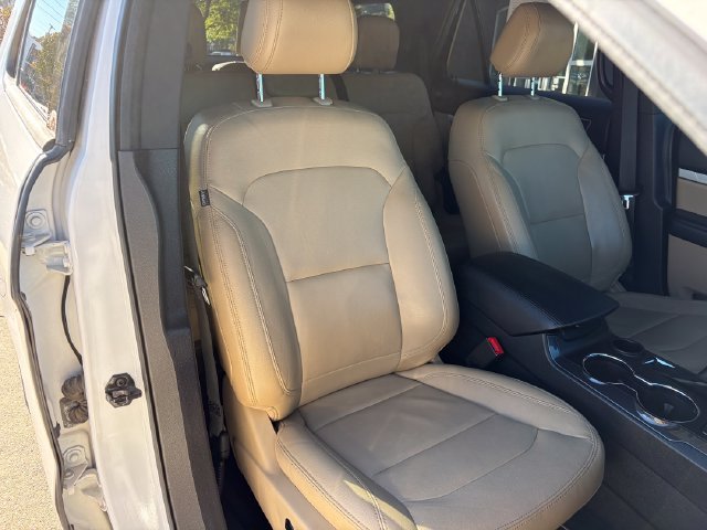 Used 2016 White Platinum Clearcoat Metallic Ford XLT image 26