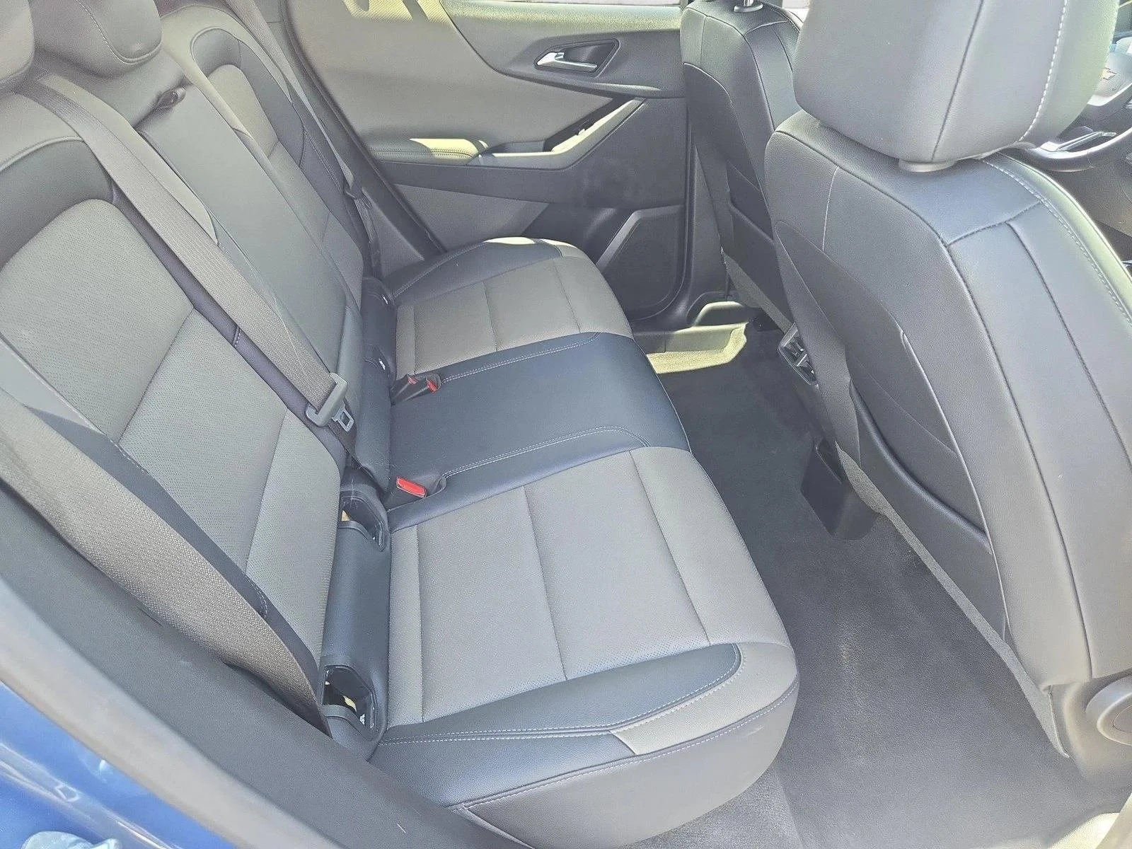 Used 2025 Lakeshore Blue Metallic Chevrolet FWD LT image 20