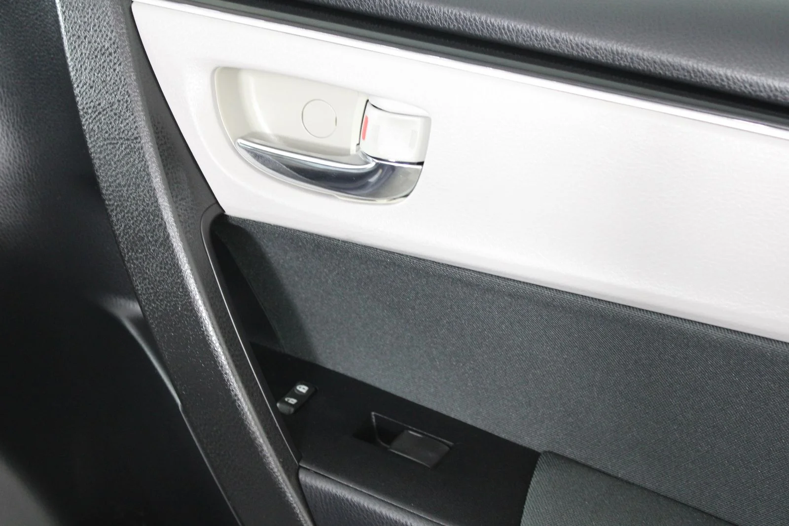Used 2017 Gray Toyota LE image 9