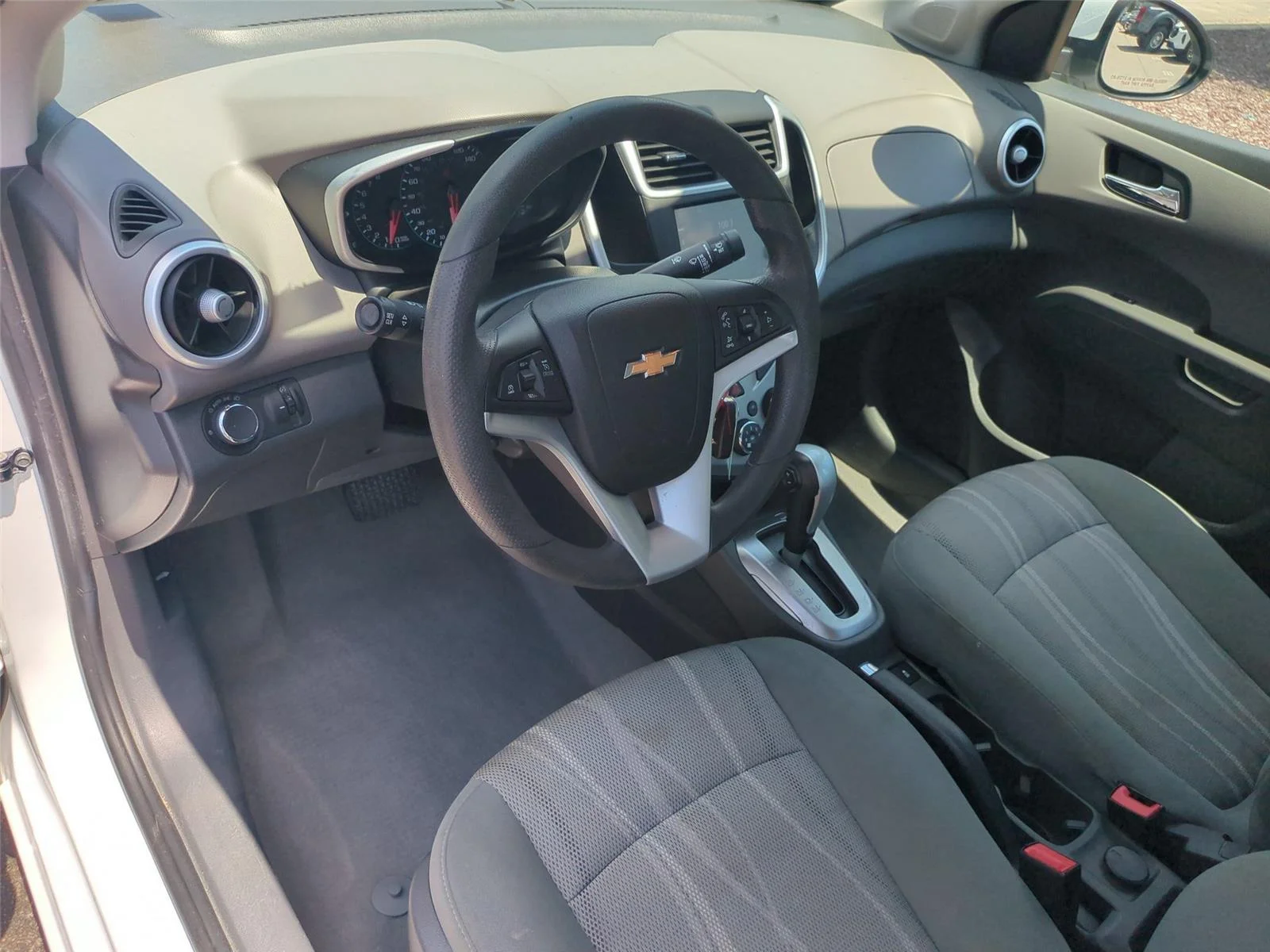 Used 2018  CHEVROLET LT image 19