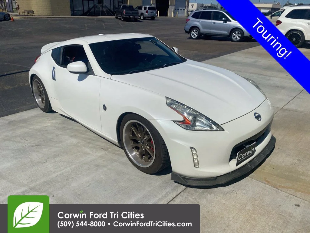 Used 2013 White Nissan Touring image 1