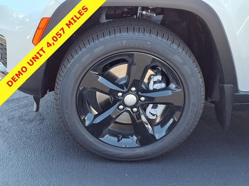 New 2025 Silver Zynith Exterior Paint Jeep Limited image 23