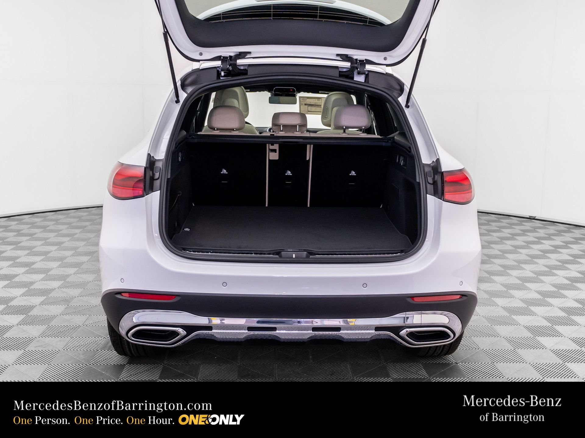 New 2026 MANUFAKTUR Moonlight White Metallic Mercedes-Benz GLC 300 image 39