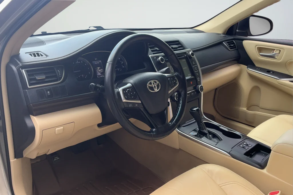 Used 2016 Gold Toyota XLE image 24