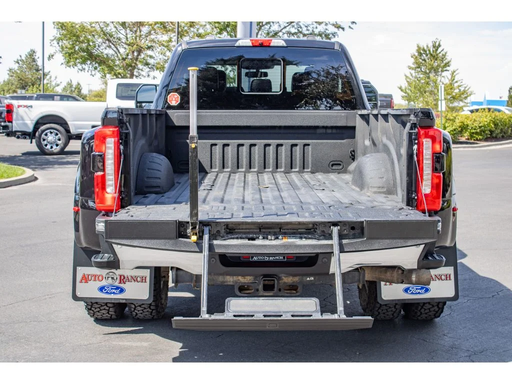 Used 2023 AGATE BLACK Ford LARIAT image 14