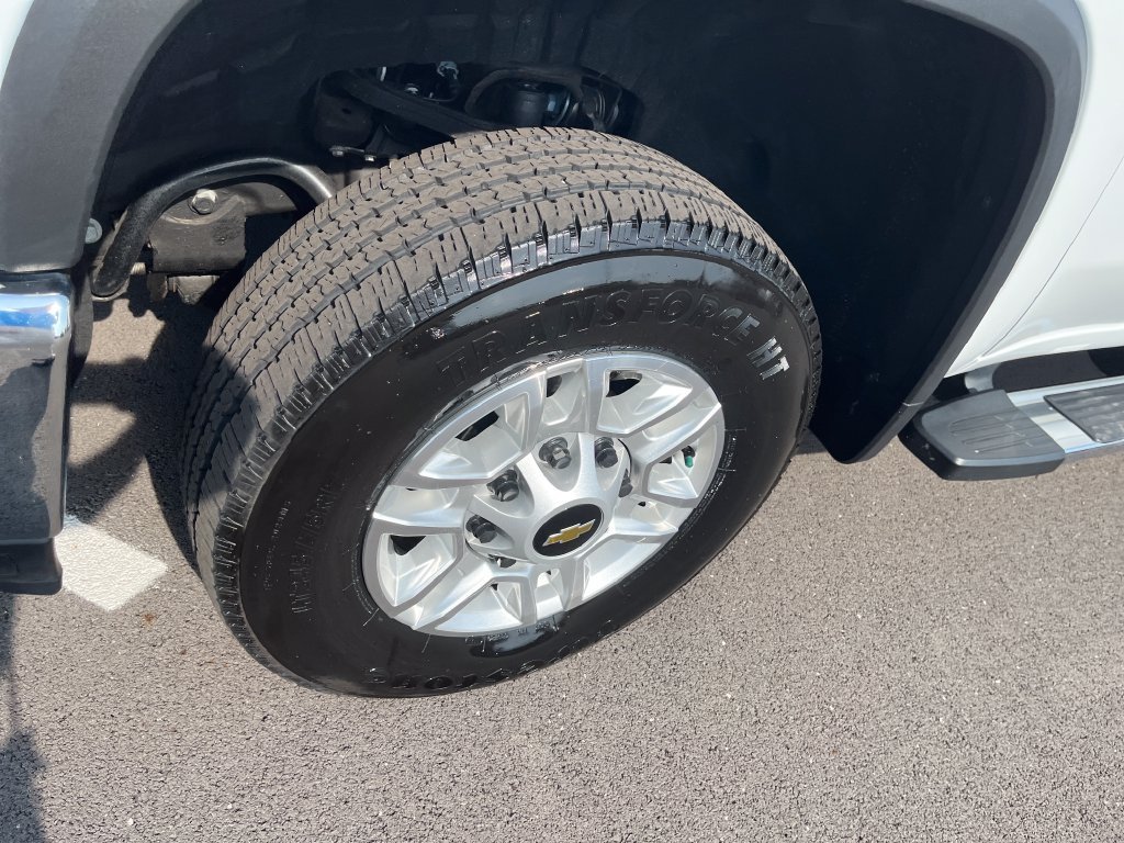 Used 2025 White Chevrolet LT image 9