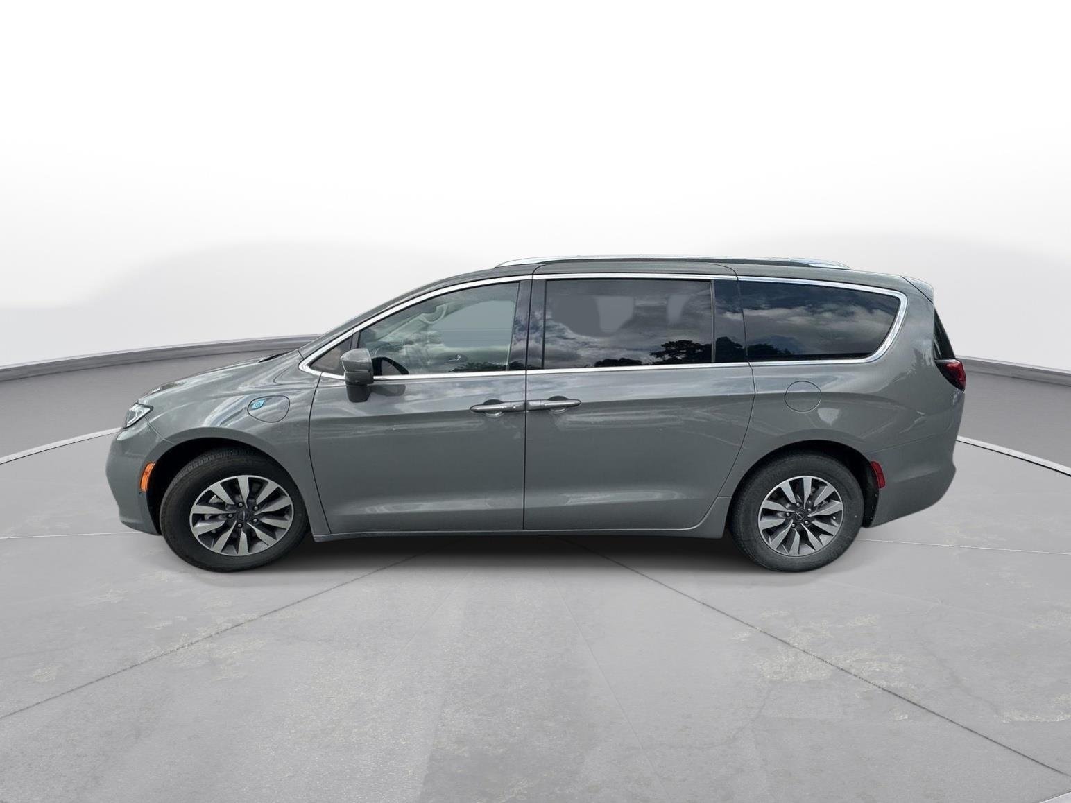 Used 2021 Ceramic Gray Clearcoat Chrysler Hybrid Touring L image 9