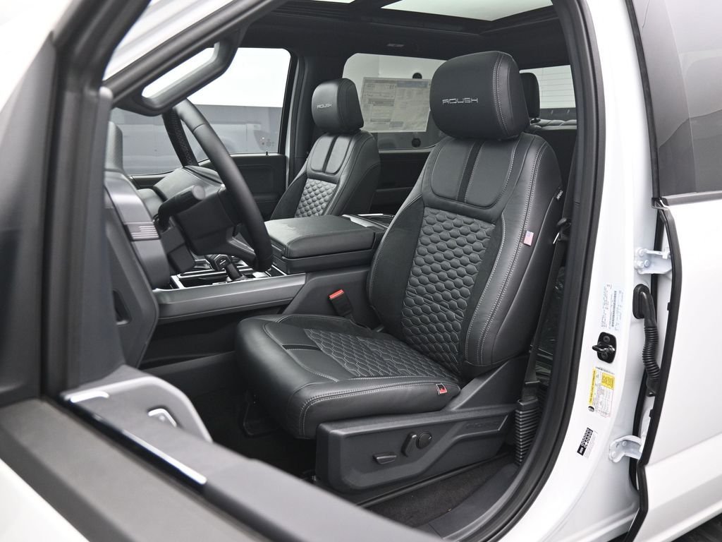 New 2025 Oxford White Ford XLT image 8