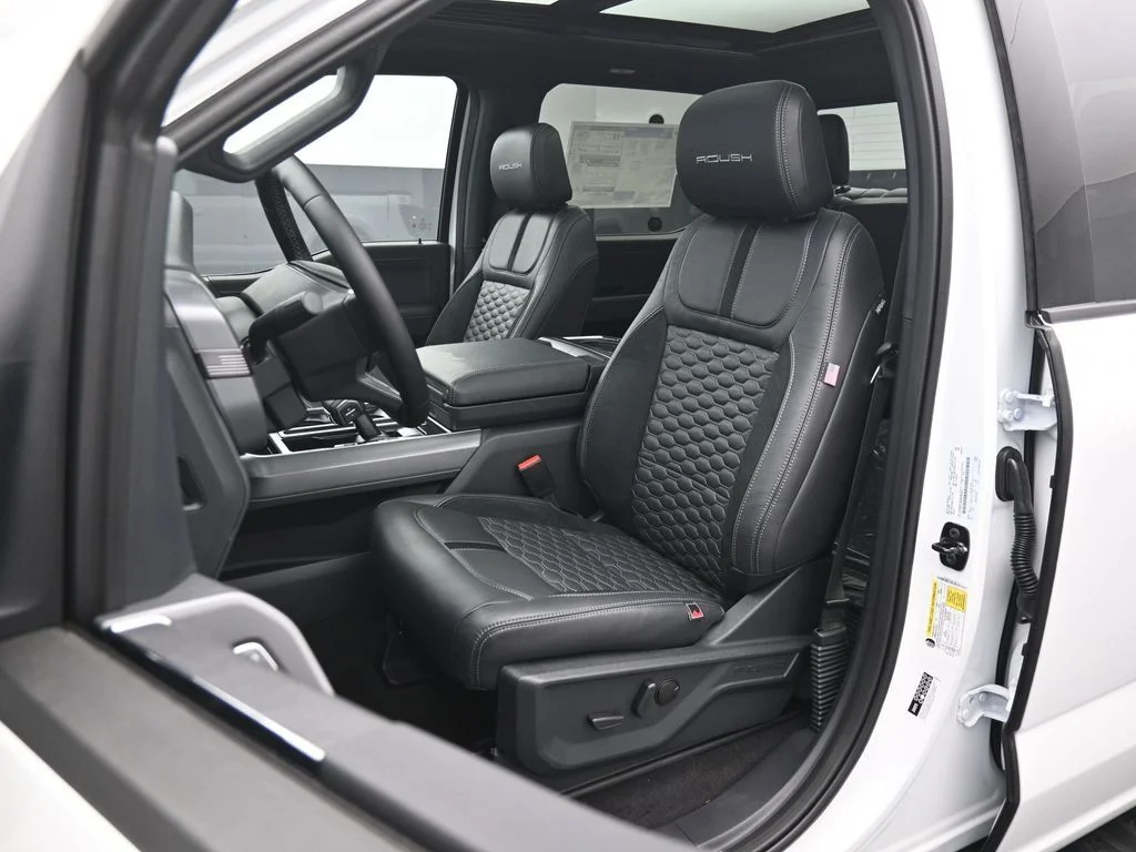 New 2025 Oxford White Ford XLT image 8