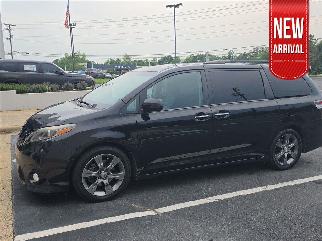 Used 2016 Midnight Black Metallic Toyota SE image 1