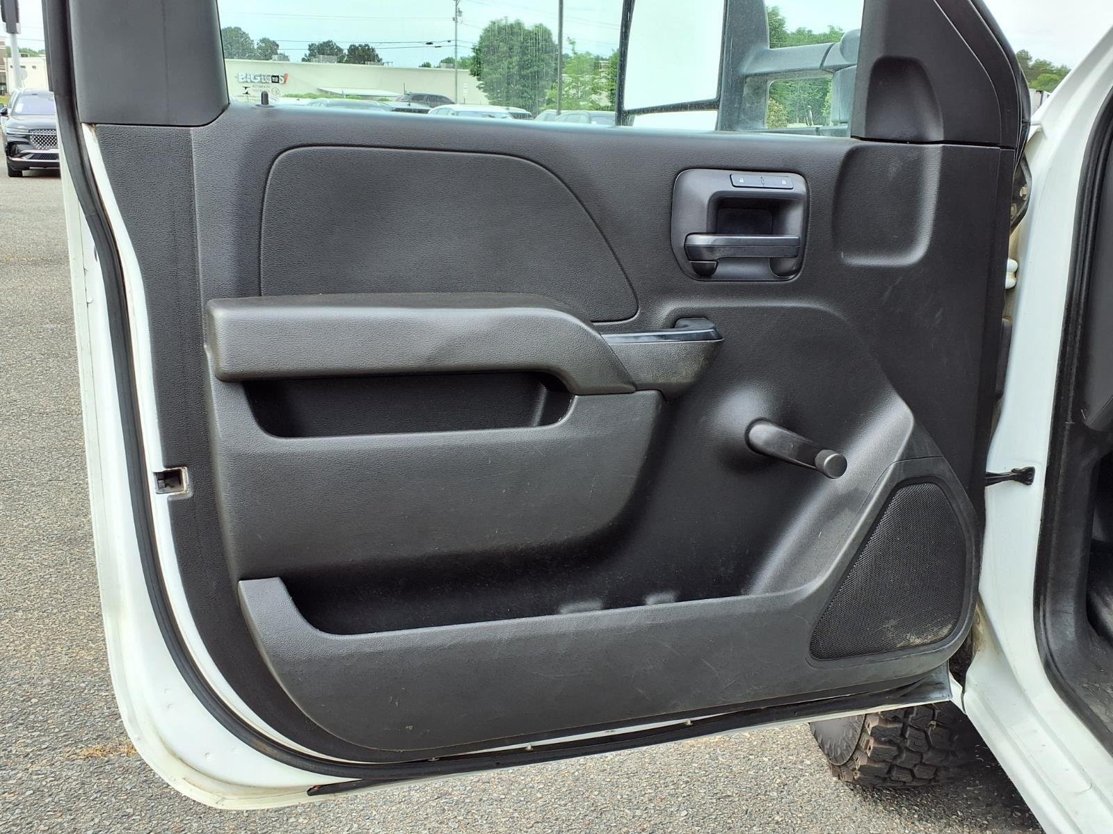 Used 2017 Summit White GMC  image 26
