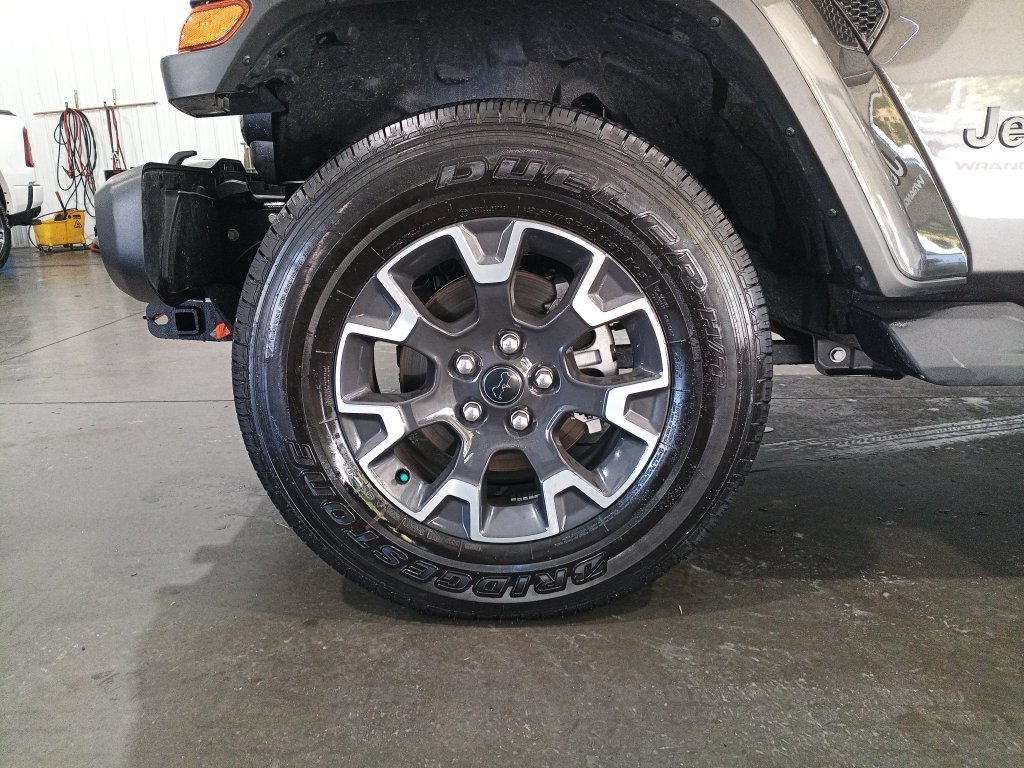 Used 2025 Gray Jeep Sahara image 12