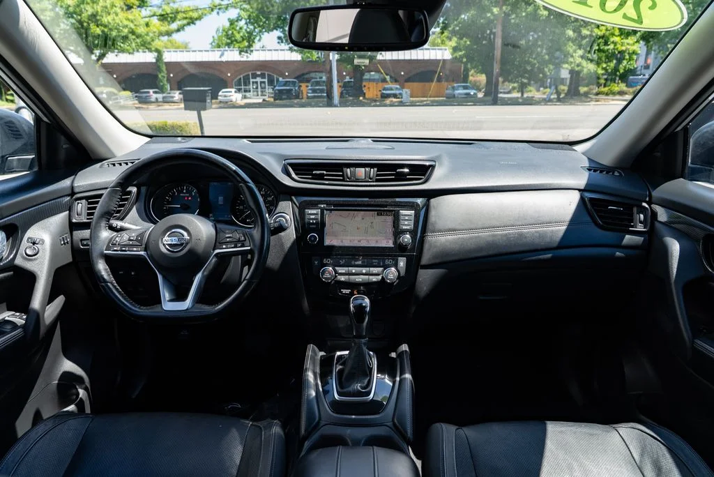 Used 2018 Silver Nissan SL image 9