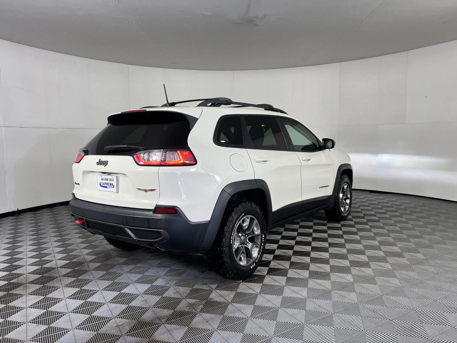 Used 2019 Pearl White Jeep Trailhawk Elite image 8