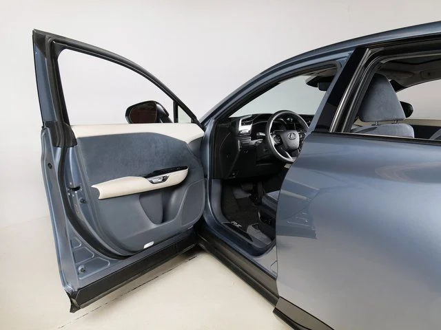 Used 2023  Lexus 450e Luxury image 25