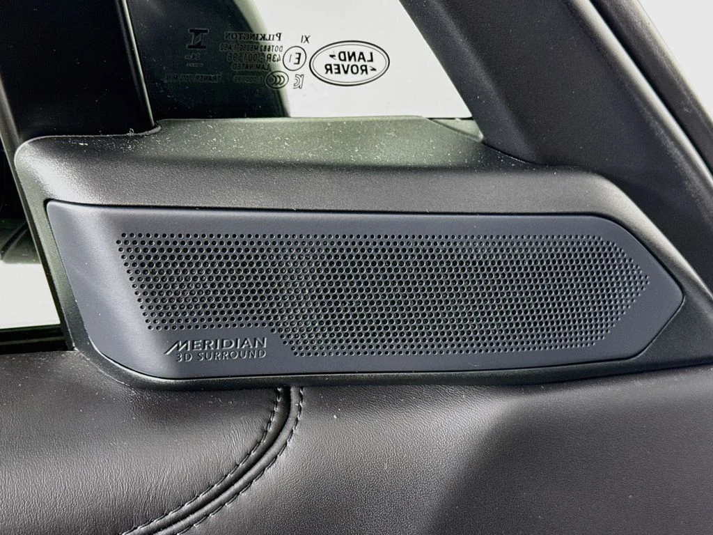 Certified Used 2025 Obsidian Black SV Bespoke Ultra Metallic Gloss Land Rover SE image 20