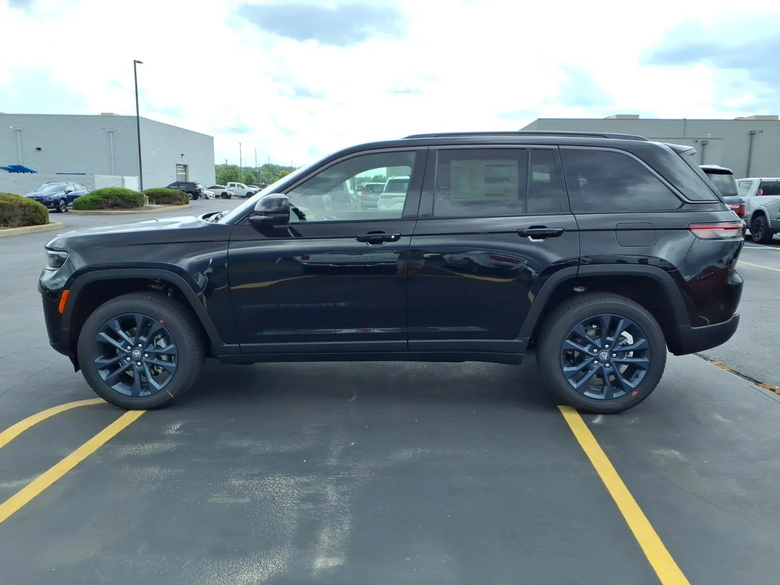 New 2026 Diamond Black Crystal Pearlcoat Jeep  image 3