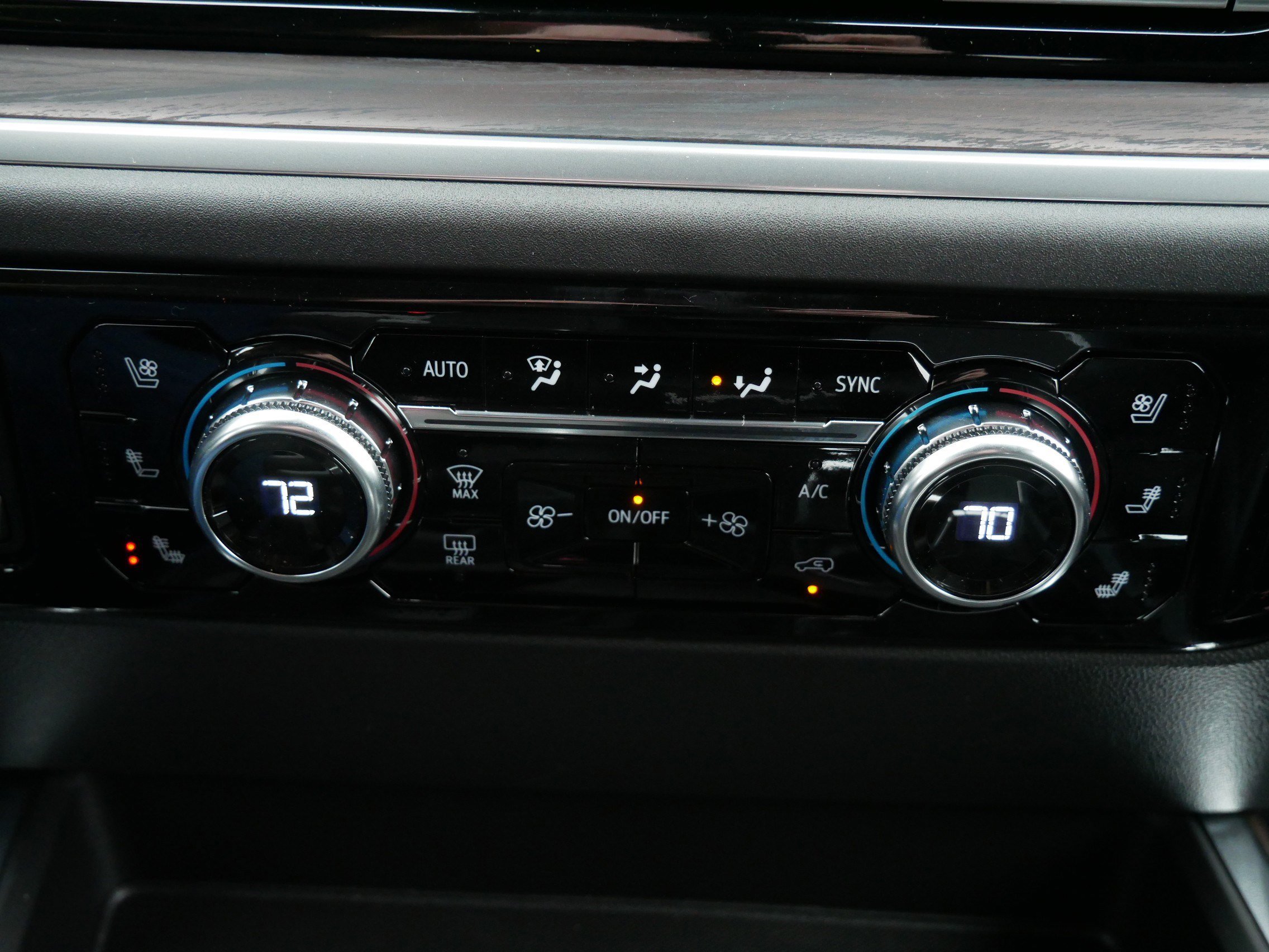 2026 GMC Sierra 1500 SLT - Photo 8