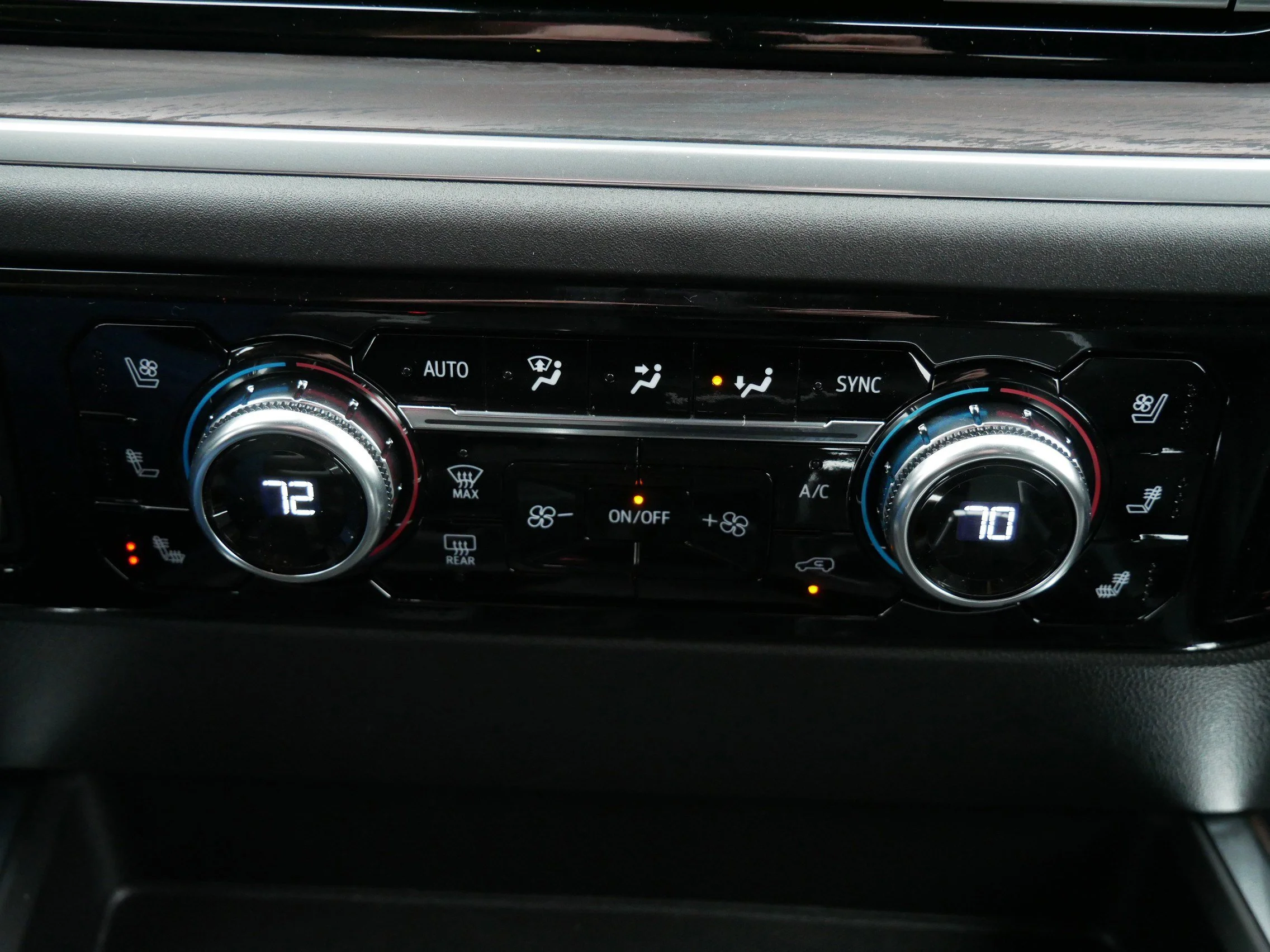 2026 GMC Sierra 1500 SLT - Photo 8