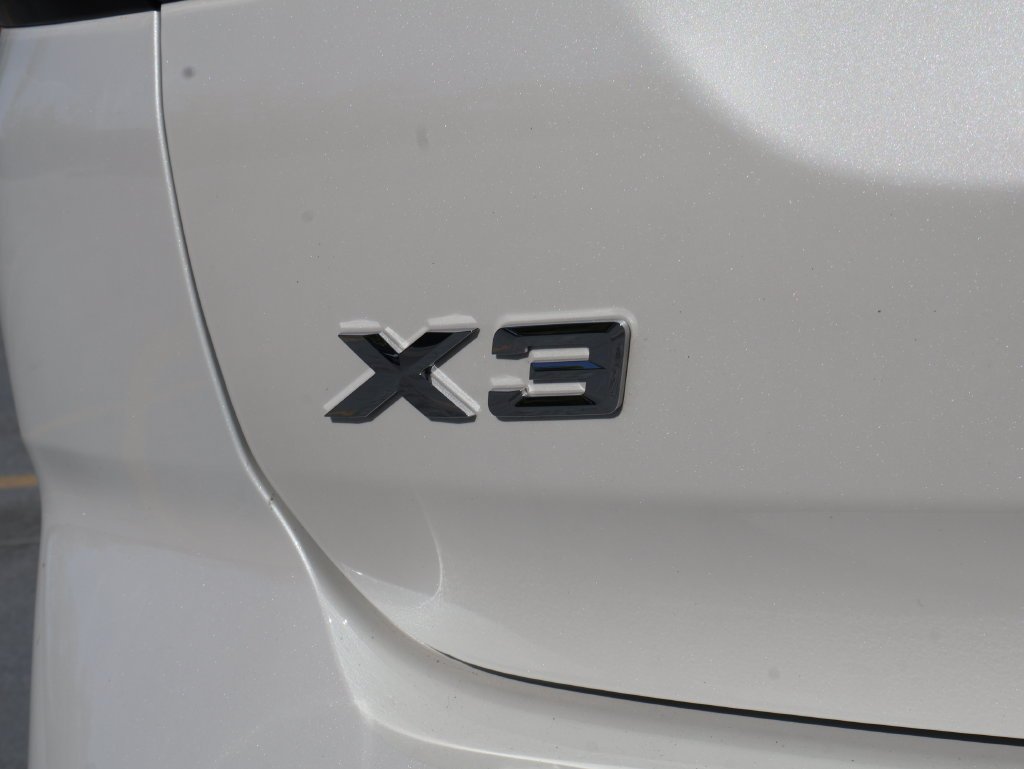Used 2024 Mineral White Metallic BMW xDrive30i image 8