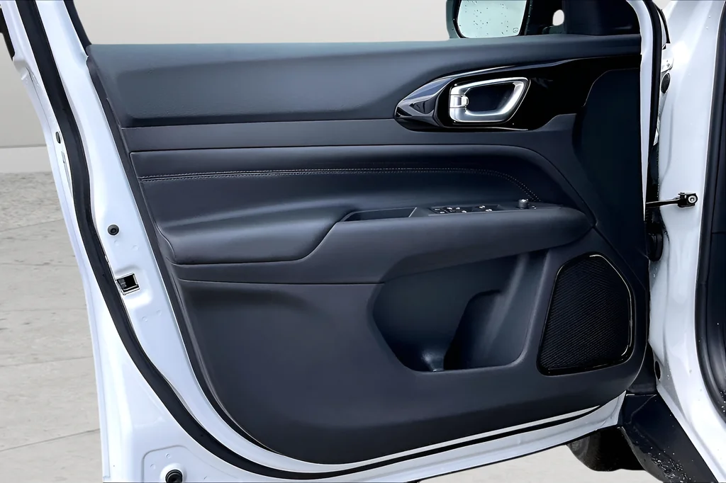 New 2026 Bright White Clearcoat Jeep Latitude image 14