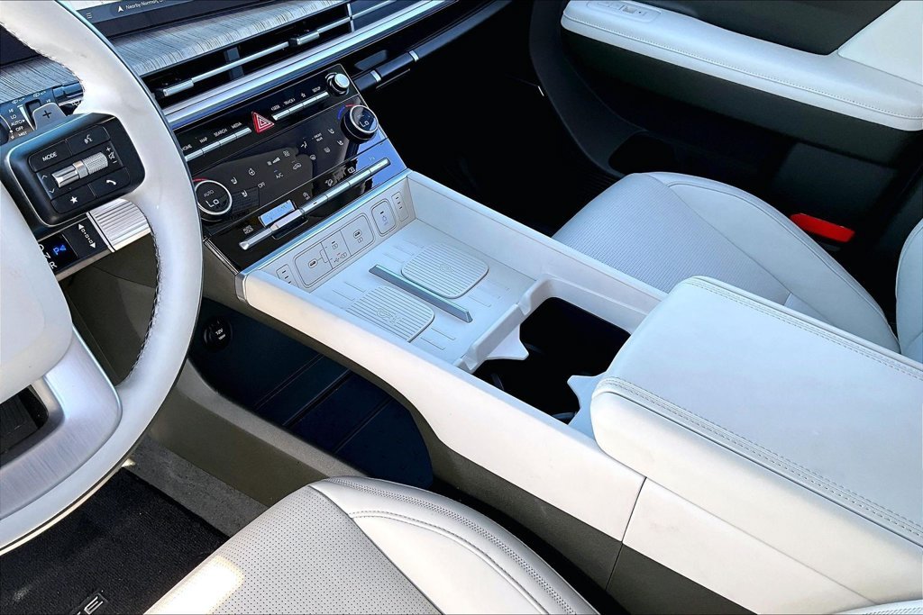 Used 2025 White Hyundai Calligraphy image 14