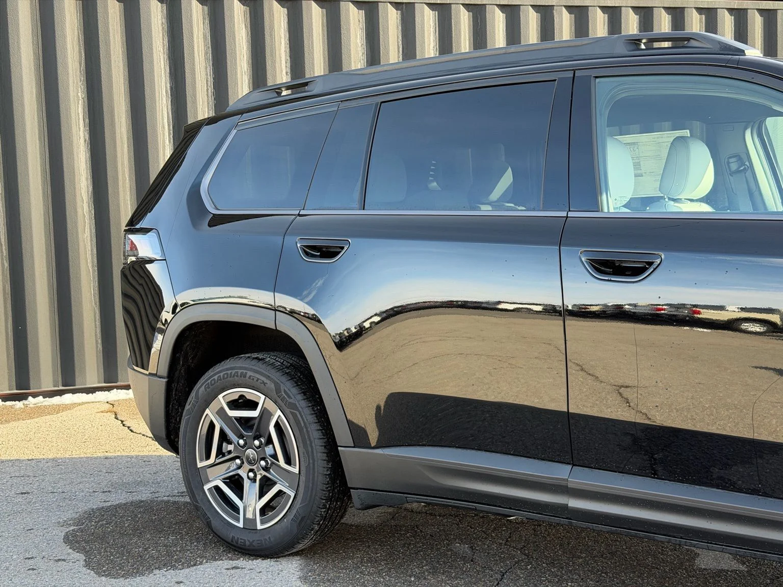New 2026 Diamond Black Crystal Pearl-Coat Exterior Paint Jeep Limited image 4