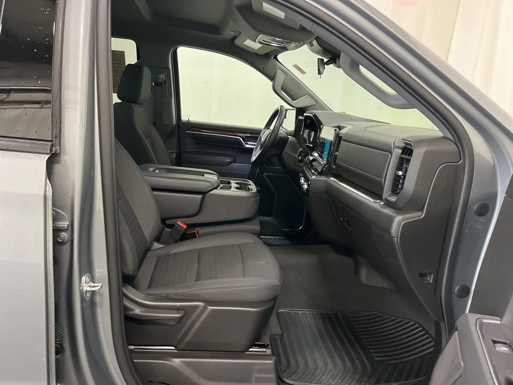 Used 2023 Silver GMC Elevation image 14