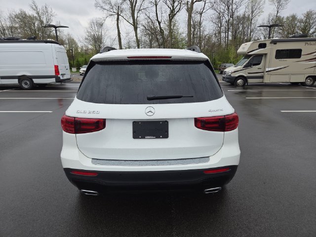New 2026 Polar White Mercedes-Benz GLB250 image 4