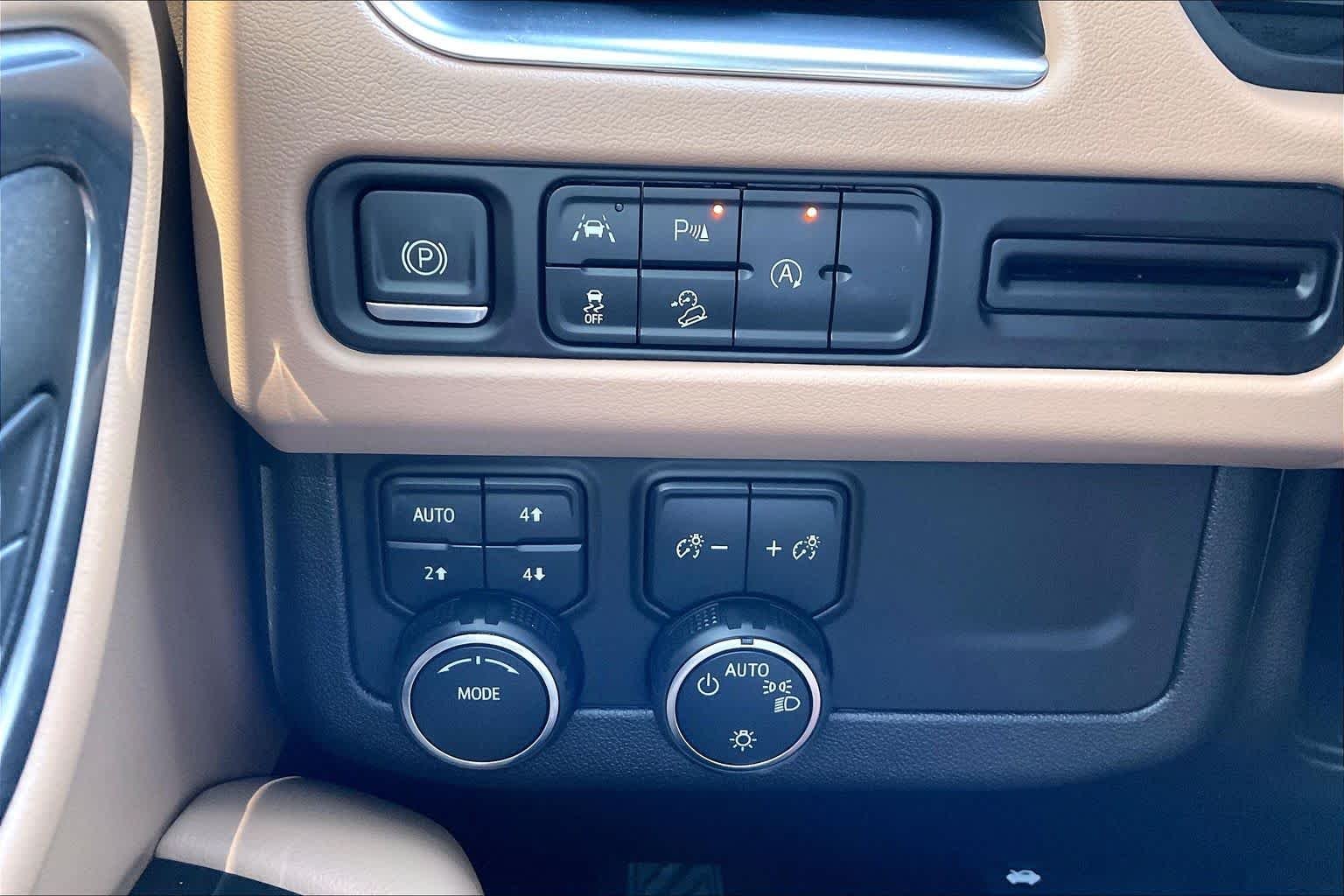 Used 2023 Iridescent Pearl Tricoat Chevrolet Premier image 31