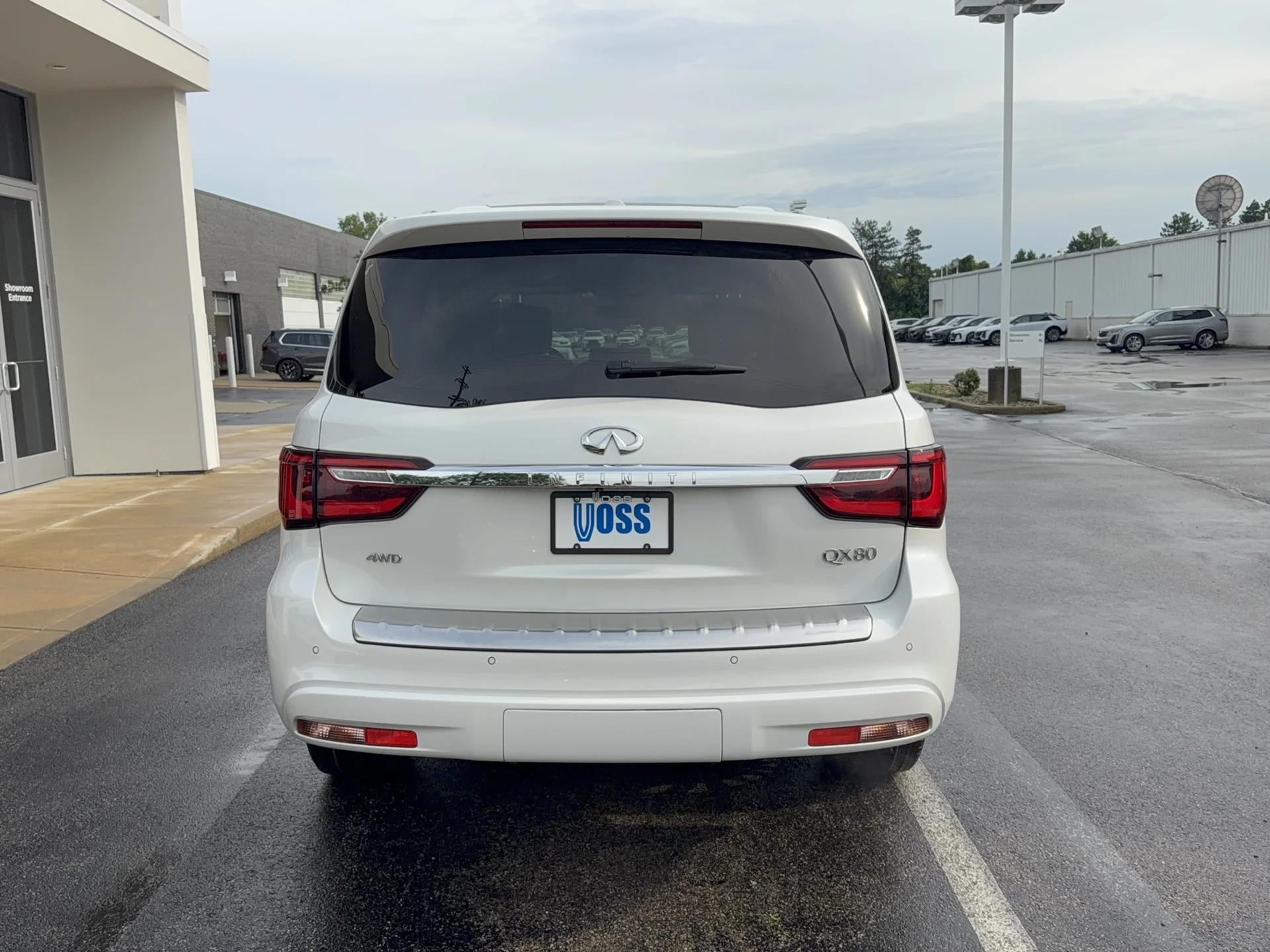 Used 2023 Moonstone White INFINITI Sensory image 4