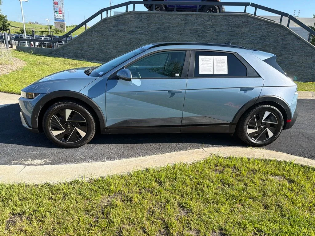 Used 2025 Blue Hyundai SEL image 4