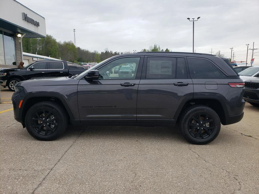 New 2026 Baltic Gray Metallic Clear-Coat Exterior Paint Jeep Laredo Altitude image 7